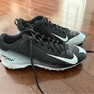 Men’s NIKE Black Low-Top Athletic CLEATS with White Vapor SIZE 10 MEN’S SPIKES